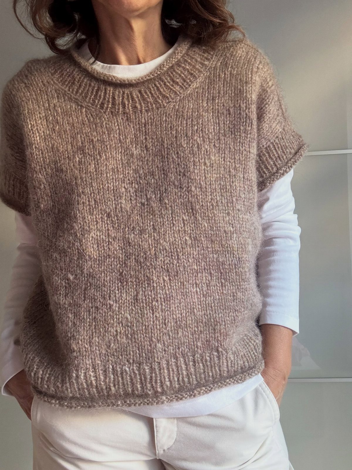 57 Degree Weather Outfit: 19 Ideas to Wear Now 1 Taupe short-sleeved knit sweater layered over a white long-sleeved shirt and white pants.