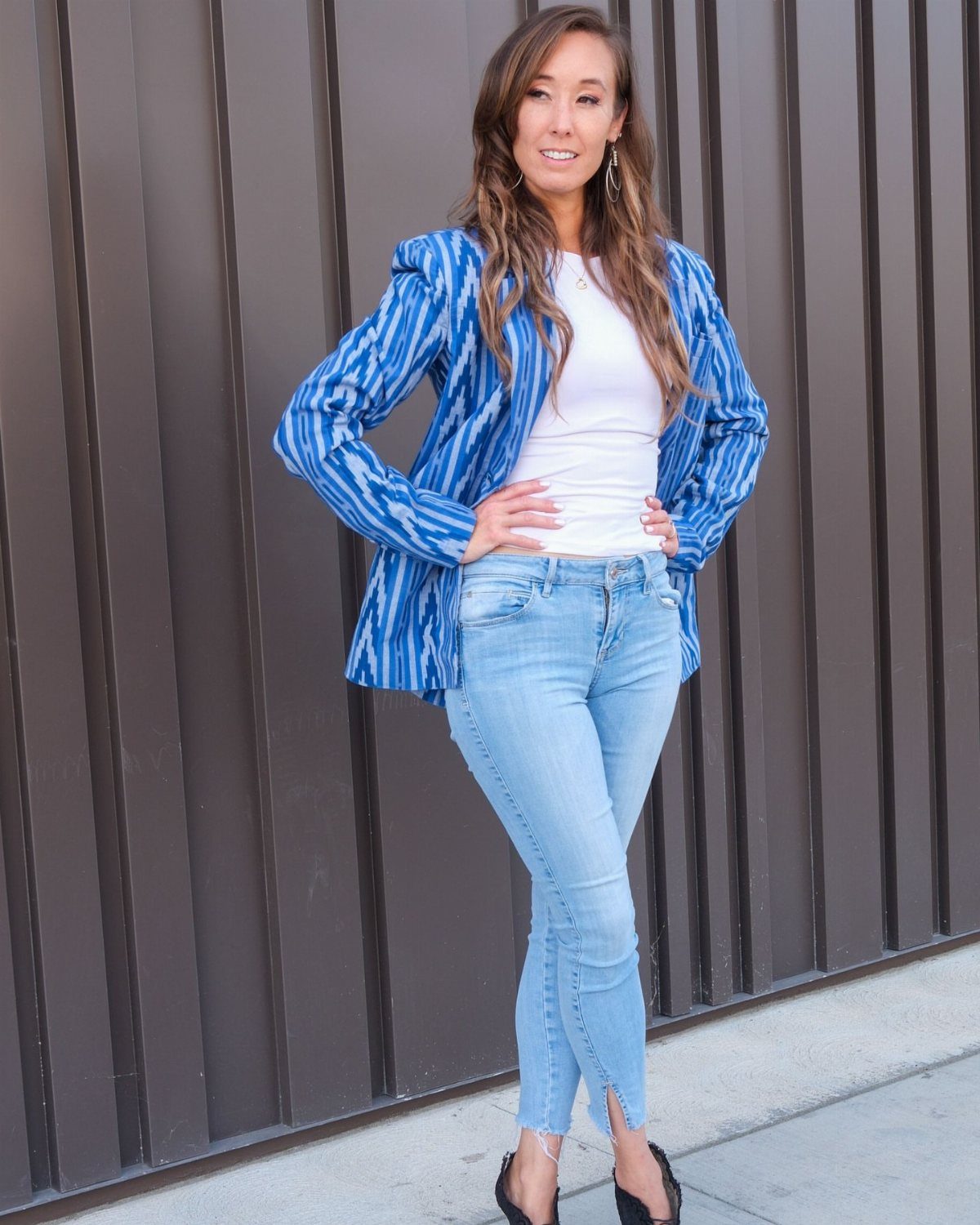 Blue Blazer Outfit for Women: 24 Ideas to Wear 1 Woman wearing a blue patterned blazer, white tee, and light blue skinny jeans.