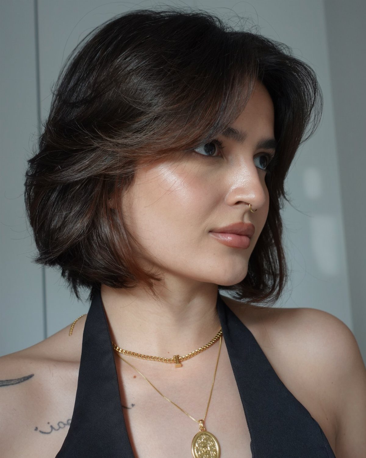 18 Bobo Hair Style Ideas, From Lob to Boxy Cuts 13 Woman with a voluminous brown Italian bob haircut and gold jewelry.