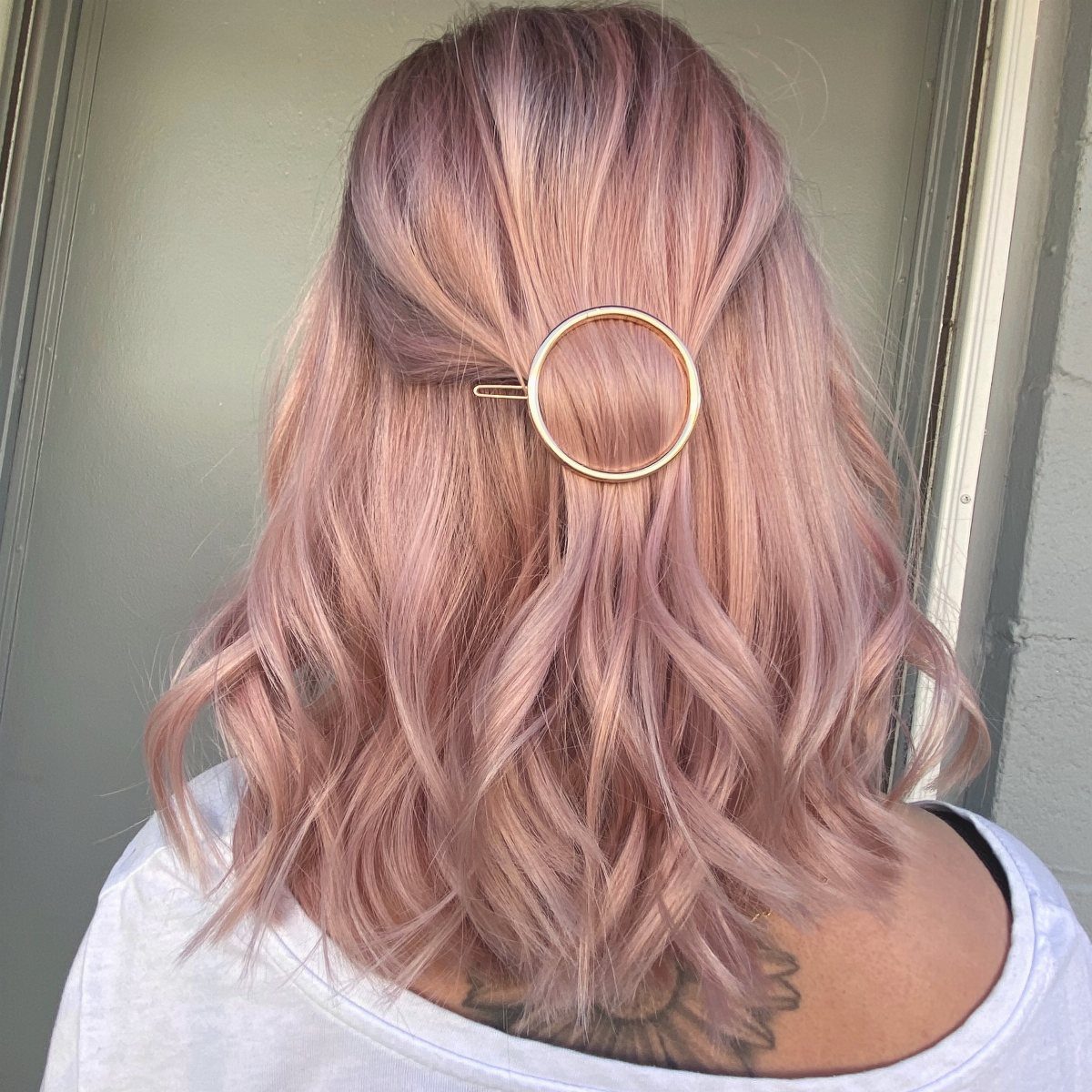 Different Shades of Red Hair Dye: 15 Looks, Copper to Crimson 10 Wavy rose gold hair with a gold circular clip seen from behind
