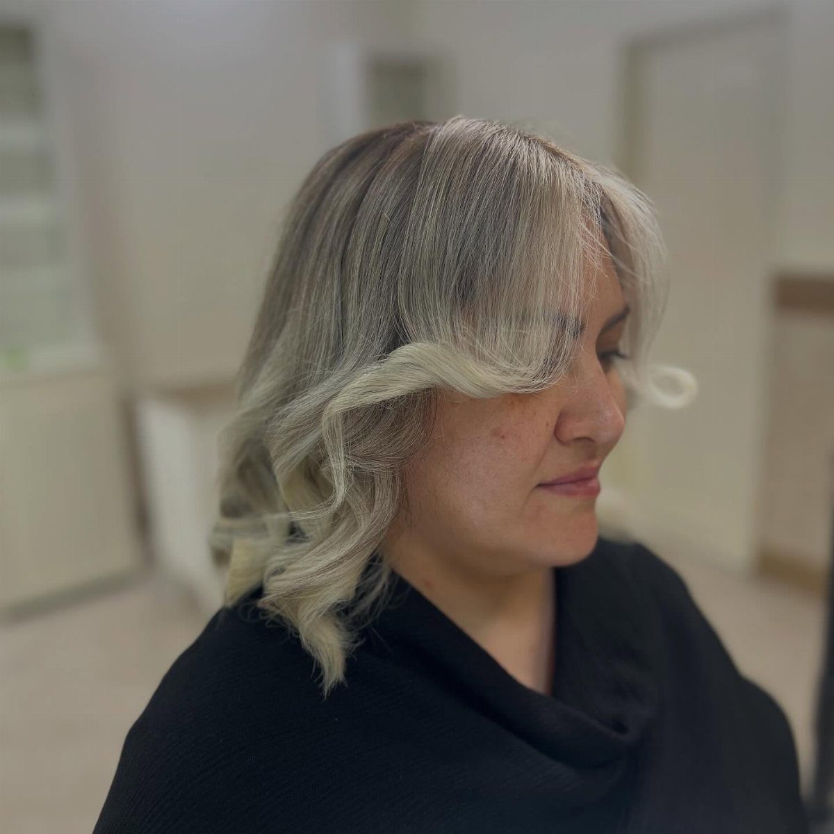 7 Hairstyles for Long Hair Down: Braids, Waves and Curls 3 Woman with long blonde hair styled in loose beachy waves and bangs.