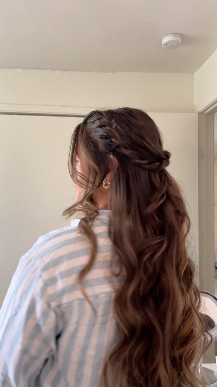 7 Hairstyles for Long Hair Down: Braids, Waves and Curls 7 Long wavy brown hair styled half-up with a braid and loose curls.