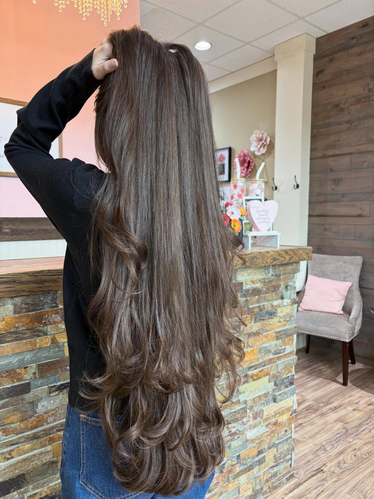 Natural Long Hairstyles: 10 Ideas, From Bantu Knots to Waves 8 Long brown layered hair with curled ends seen from behind in a salon.
