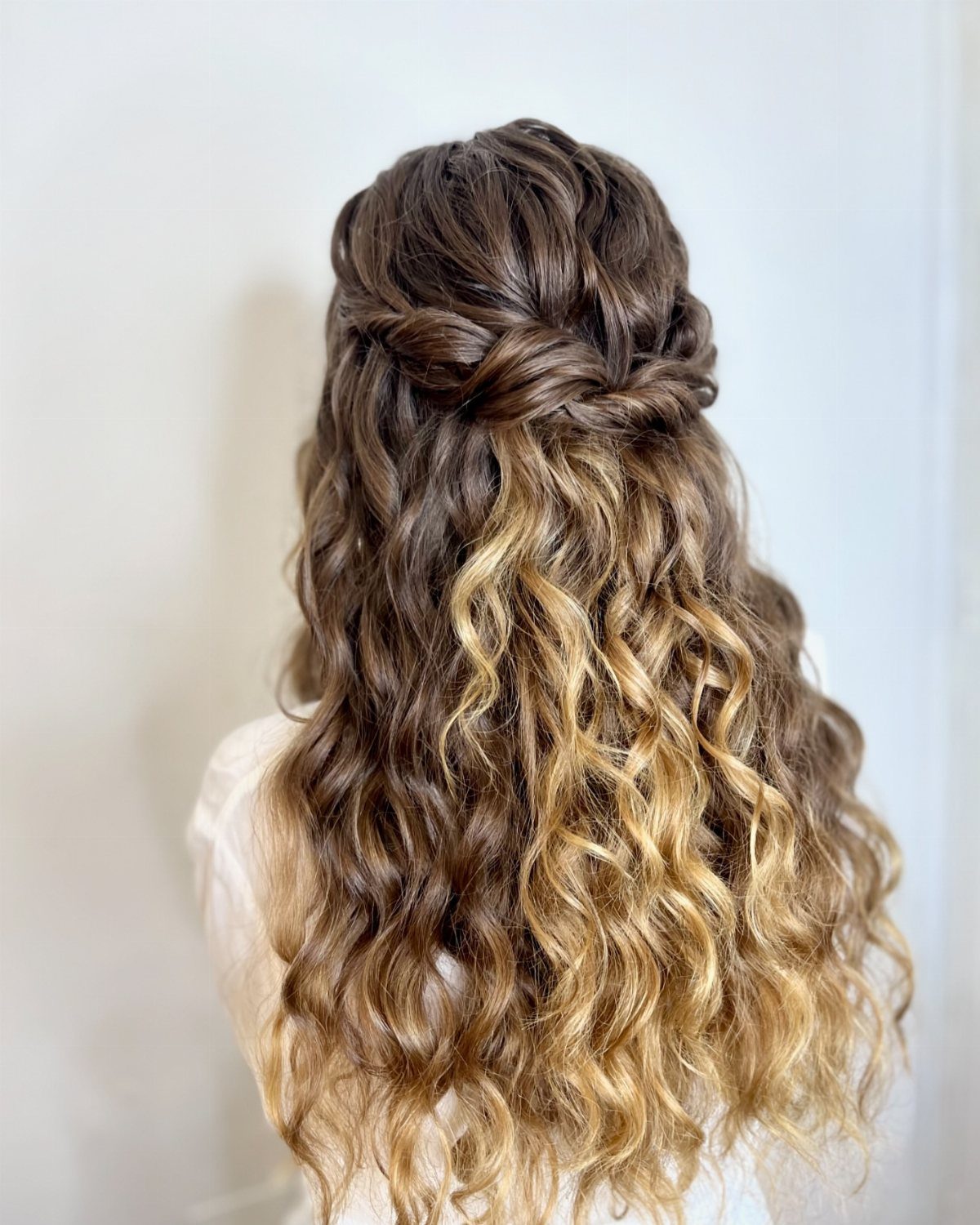 11 Peinado Pelo Rizado Ideas for Every Curl Type 2 Long curly brown and blonde hair styled in a twisted half-up hairstyle.