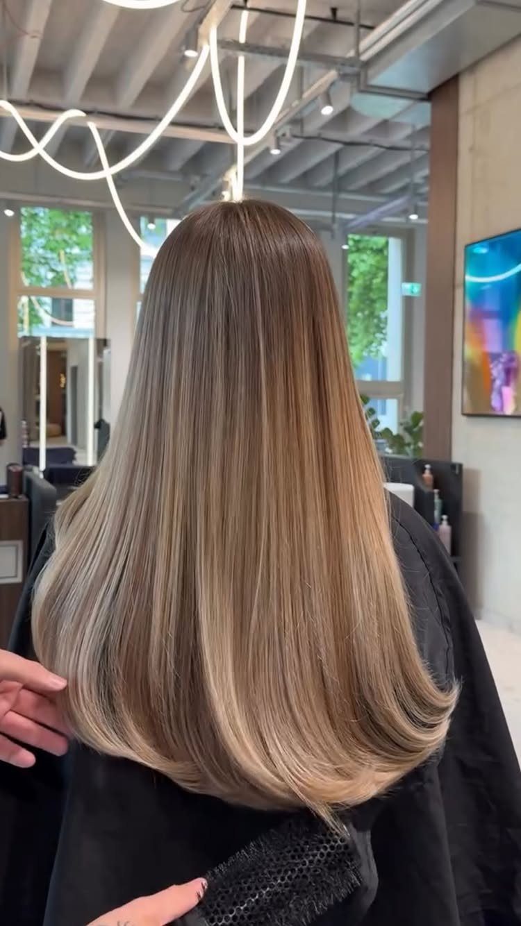 20 Summer Hair Dye Ideas, from Pastel Blue to Cool Raven 17 Long straight champagne blonde hair with dark roots in a hair salon.