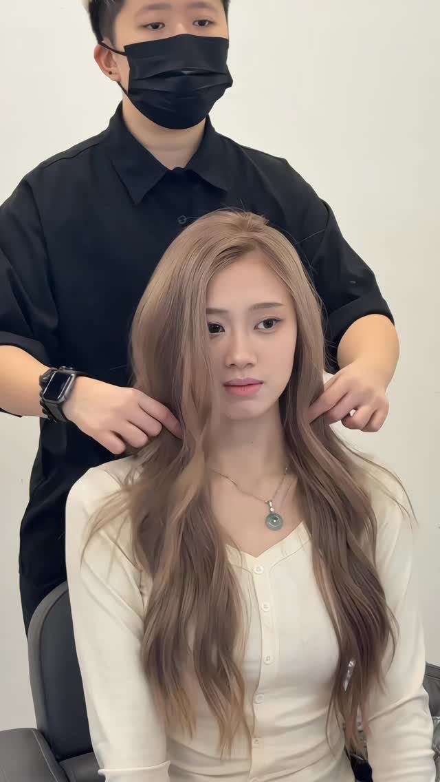 20 Summer Hair Dye Ideas, from Pastel Blue to Cool Raven 18 Woman with milk tea colored hair sitting in a salon with a stylist.