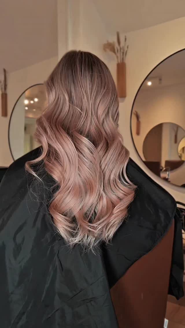 20 Summer Hair Dye Ideas, from Pastel Blue to Cool Raven 3 Long wavy rose gold hair with pink and gold tones in a salon