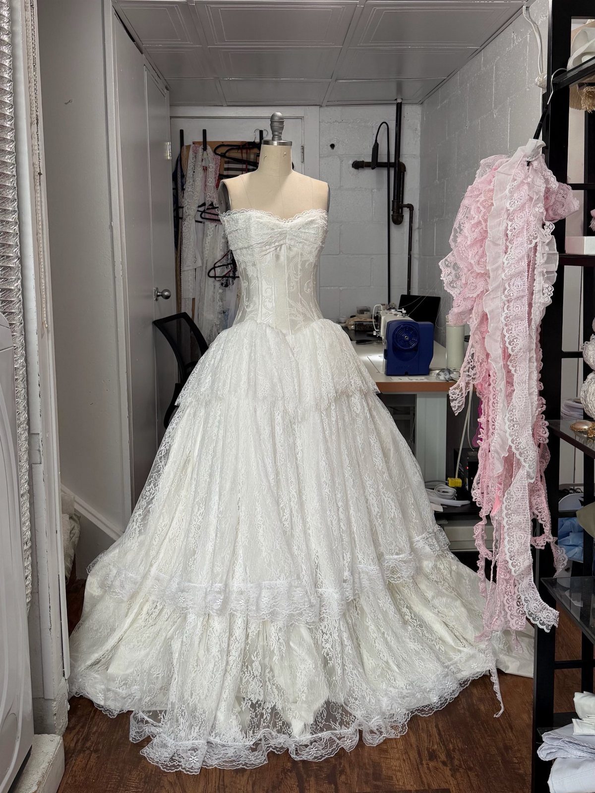 Vintage Hollywood Gown Ideas: 5 Looks in Red and Burgundy 4 White strapless vintage ball gown with lace on a mannequin in a studio